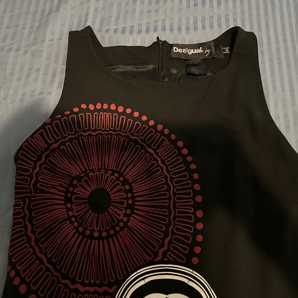 Desigual Elegant Black and White Sleeveless Dress with Red Accents - Picture 2 of 4